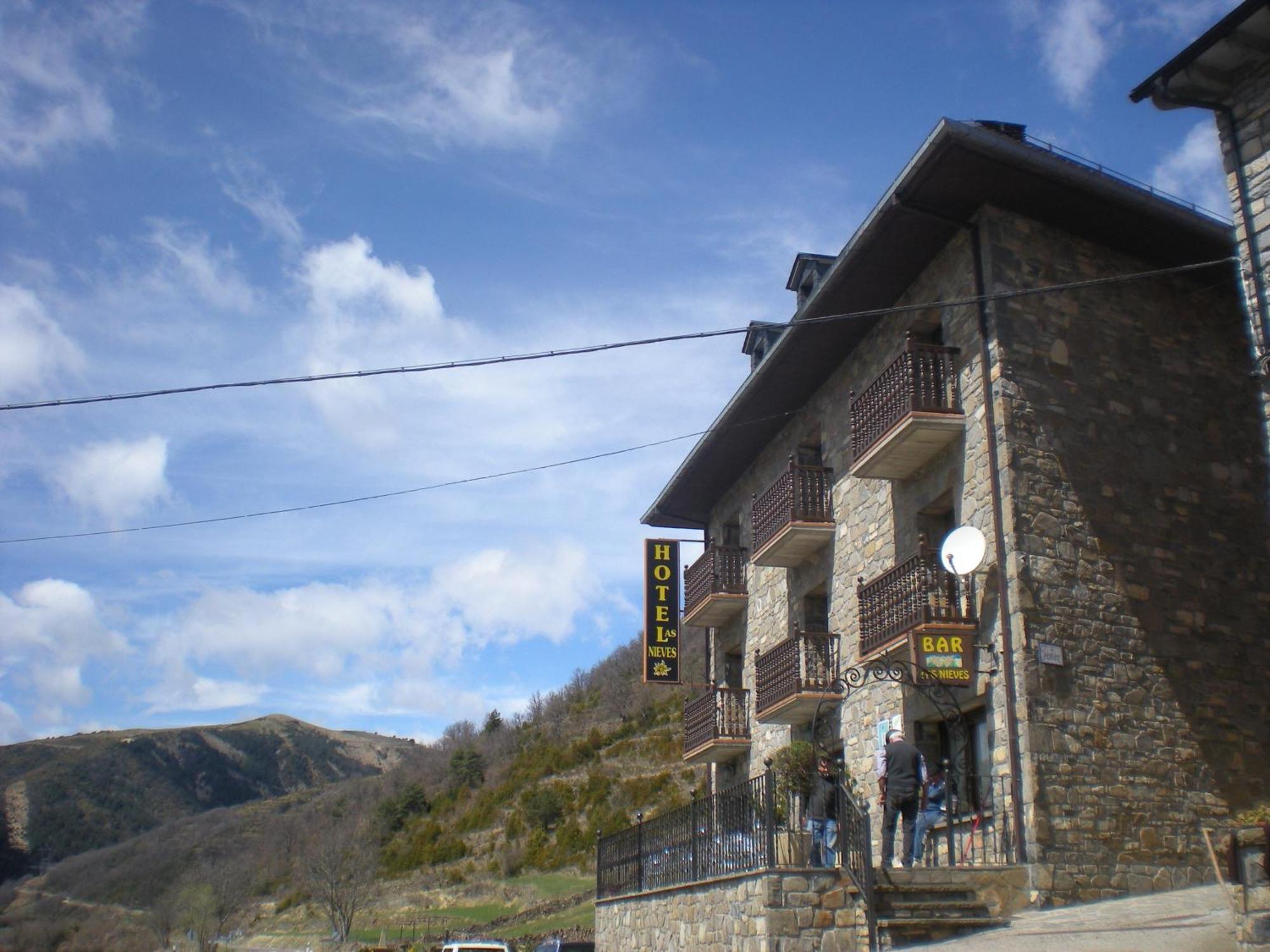 Hotel Las Nieves Linas de Broto ภายนอก รูปภาพ