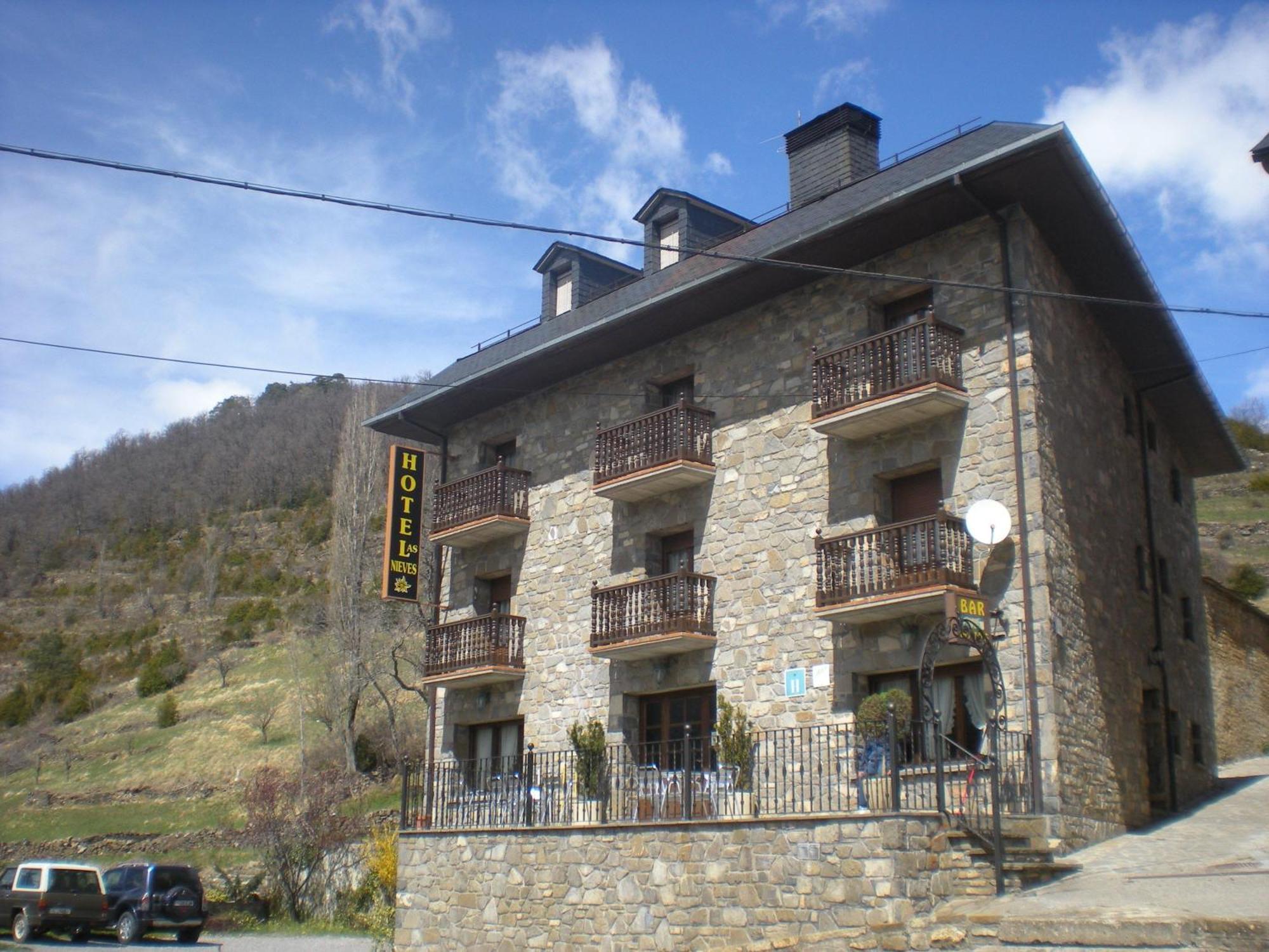 Hotel Las Nieves Linas de Broto ภายนอก รูปภาพ