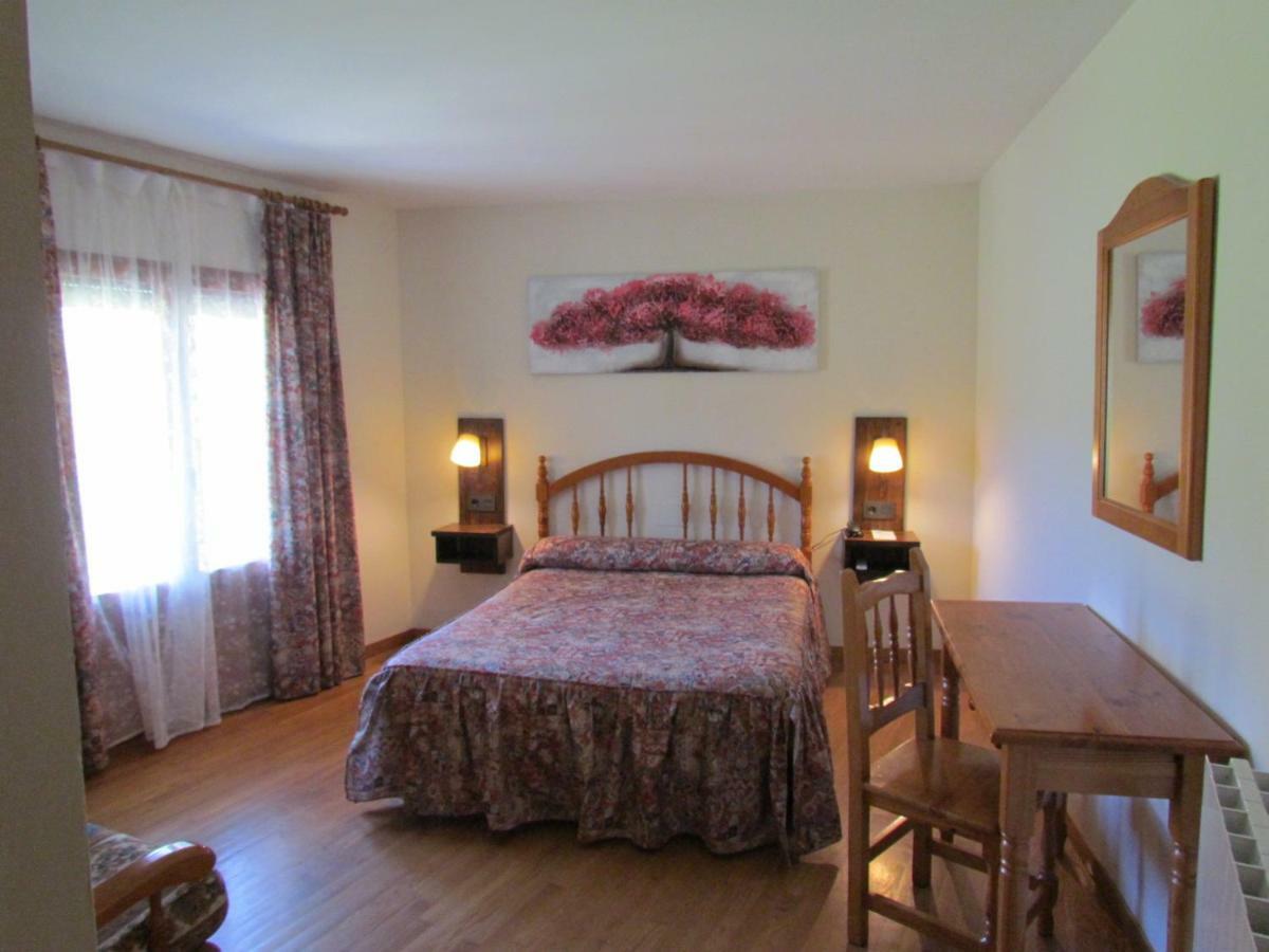 Hotel Las Nieves Linas de Broto ภายนอก รูปภาพ