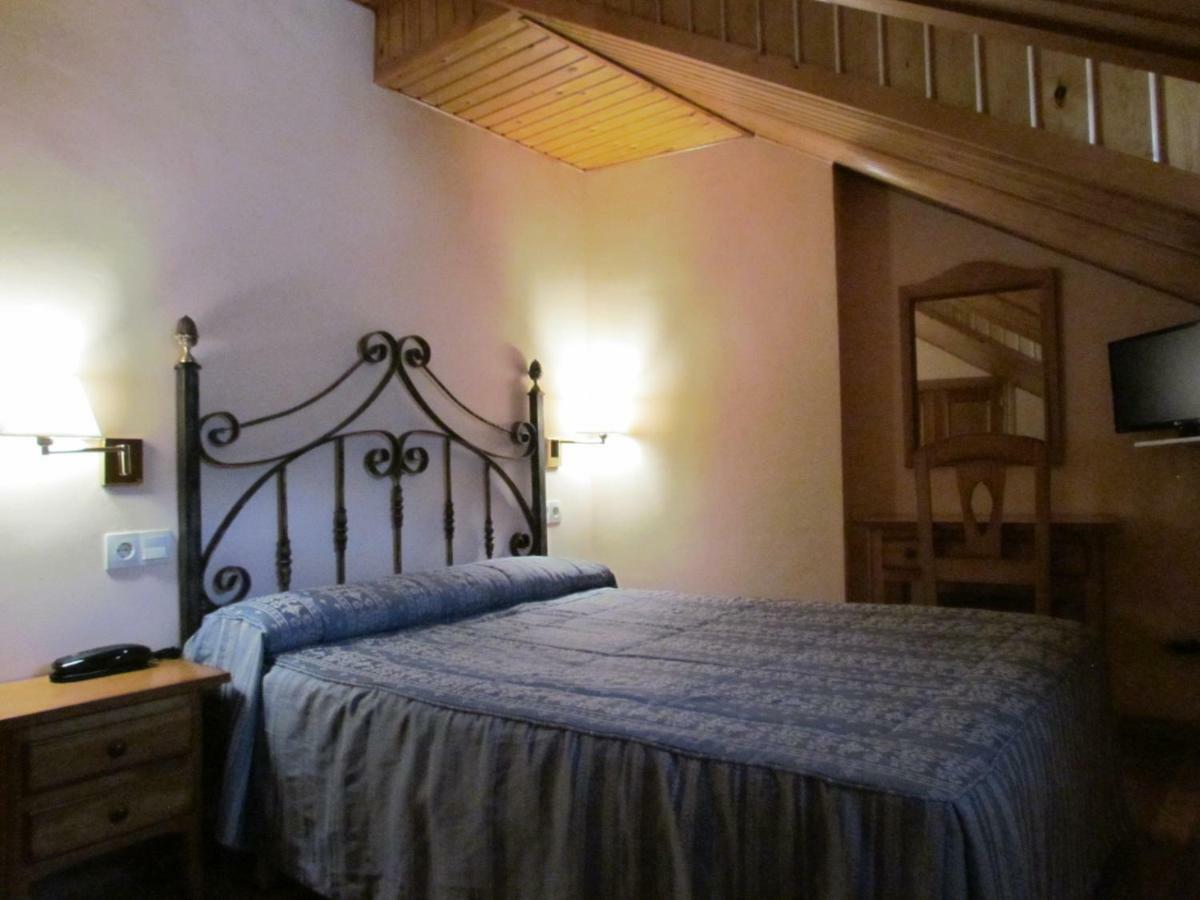 Hotel Las Nieves Linas de Broto ภายนอก รูปภาพ